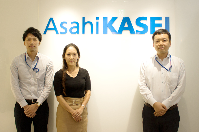 AsahiKASEIのロゴを背景にした旭化成のお客様3名